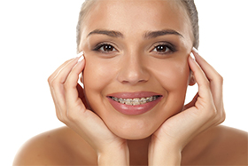 uomo e donna sorridenti